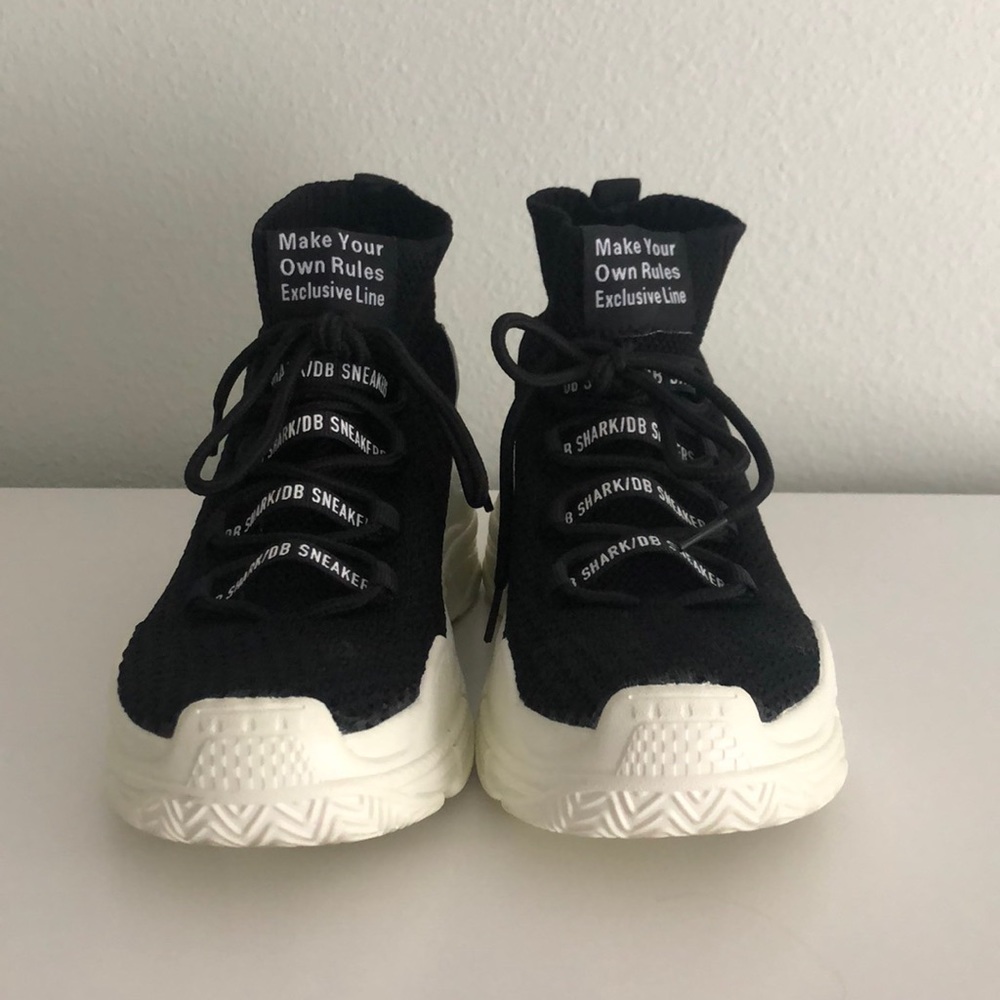 TENNIS SHOES